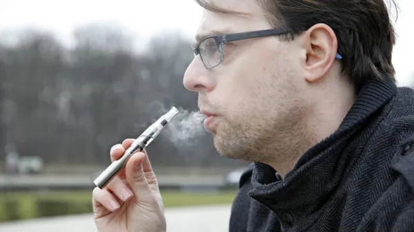 Mladostniki, ki uporabljajo elektronske cigarete, imajo trikrat ali 
celo štirikrat večje tveganje, da bodo začeli kaditi klasične 
cigarete. 