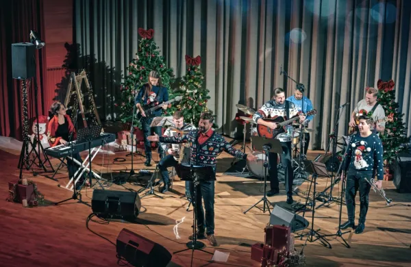Na praznično okrašenem odru so občinstvo razveseljevali Jure 
Počkaj z mladimi, tudi akademskimi glasbeniki, ki sestavljajo 
Pozabljeni orkester.