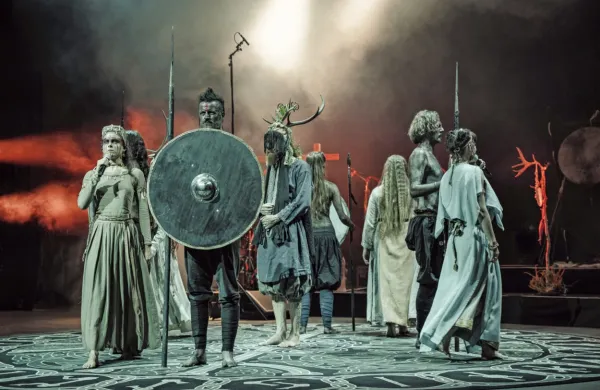 Heilung vabijo na sila teatralen avdiovizualni spektakel, ki se bo 
na slovenskih tleh zgodil prvič.