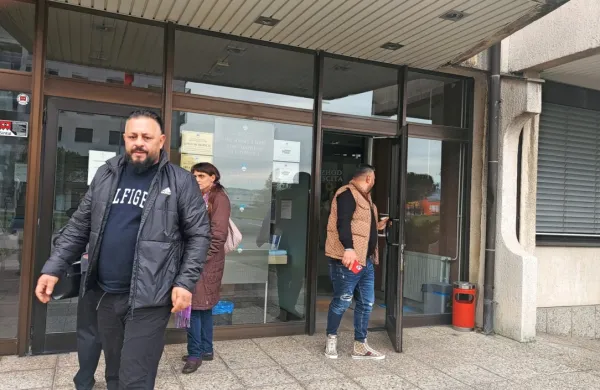 Aurela  Donoseja (levo,  zadaj  Raj  Stoica) čaka  še  eno sojenje   zaradi  
domnevnega  ponujanja  kokaina  tajnemu  delavcu  policije.  