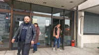 Aurela  Donoseja (levo,  zadaj  Raj  Stoica) čaka  še  eno sojenje   zaradi  
domnevnega  ponujanja  kokaina  tajnemu  delavcu  policije.  