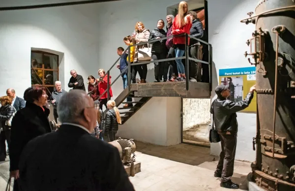 Očina Hrpelje - Kozina in družba 2TDK, ki je sodelovala pri naložbi, 
v informacijski točki  obiskovalce osveščata o naravovarstvenem 
pomenu Krajinskega parka Beka in drugem tiru Divača - Koper.  