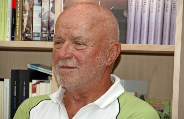 Joco Žnidaršič (1938-2022) leta 2010 na predstavitvi Fotoreporterjevega obračuna,  knjige  starejšega kolega Edija Šelhausa