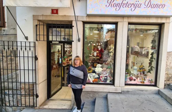 “Res je videti precej zaporniško, a zdaj spim bolj mirno,” pravi 
Ester Grmek Šavle iz Konfeterije Danev.