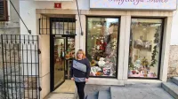 “Res je videti precej zaporniško, a zdaj spim bolj mirno,” pravi 
Ester Grmek Šavle iz Konfeterije Danev.