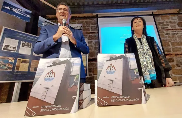 Obsežen katalog sta predstavila sodelavca v Pomorskem muzeju,  avtorica Duška Žitko in direktor Franco Juri. 
