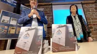 Obsežen katalog sta predstavila sodelavca v Pomorskem muzeju,  avtorica Duška Žitko in direktor Franco Juri. 