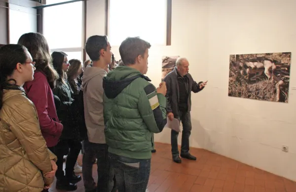  Jutri vabijo tudi na  vodene oglede. Na fotografiji so dijaki s slikarjem  
Danilom Jejčičem v Pilonovi galeriji, ki je zaradi obnove letos zaprta, 
vremenska napoved pa je odpihnila načrtovane zunanje dogodke.   