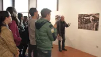  Jutri vabijo tudi na  vodene oglede. Na fotografiji so dijaki s slikarjem  
Danilom Jejčičem v Pilonovi galeriji, ki je zaradi obnove letos zaprta, 
vremenska napoved pa je odpihnila načrtovane zunanje dogodke.   