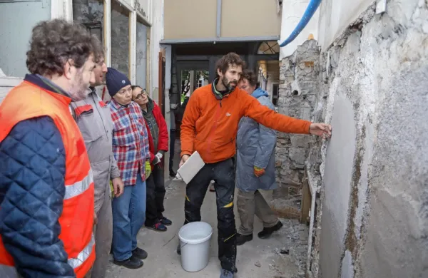 Cement za ohranjanje kulturne dediščine  ni primeren, udeležence osvešča restavrator Klavdij Zalar. 