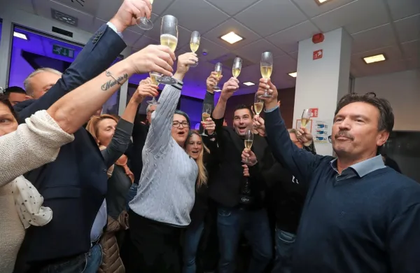  Andrej Korenika je  v Luciji $@ glasno proslavil zmago, zaenkrat še 
neuradno, ki ga vodi na županski stolček Občine Piran.