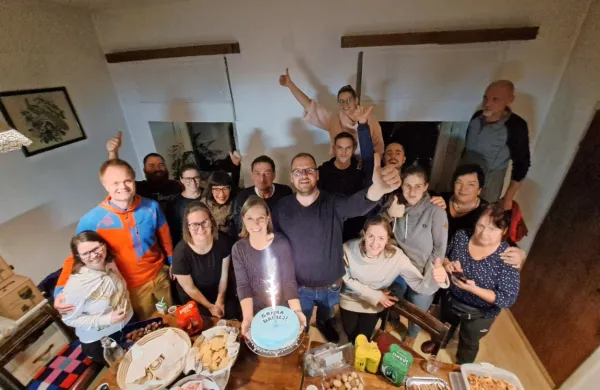 Novi stari župan Gašper Uršič s člani liste Smo taki, kot smo in 
župansko  torto “Grema naprej” v domačih Ravnah.