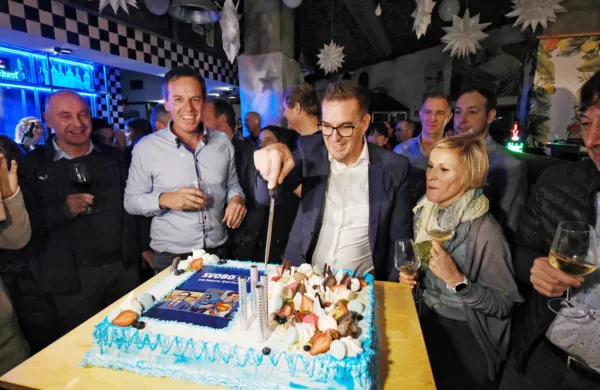 Slavje ob torti. (Foto: Leo Caharija)