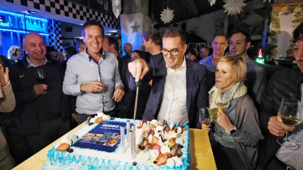 Slavje ob torti. (Foto: Leo Caharija)