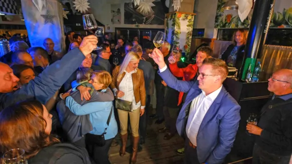 Nedeljski drugi krog lokalnih volitev je  prinesel župana še v 47 od 
skupno 212 občinah, od tega šestih mestnih.  Novo Gorico bo vodil 
Samo Turel.