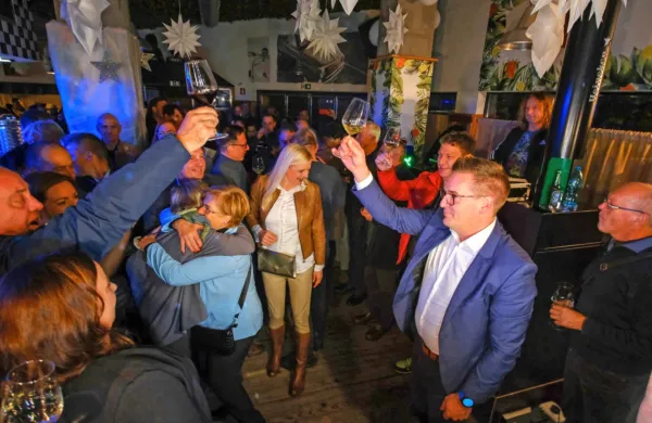 V nedeljo zvečer je bil čas za slavje, zdaj se začenja prevzem 
oblasti. Samo Turel (desno) je nova razmerja z bodočimi koalicijskimi partnerji že nastavil.