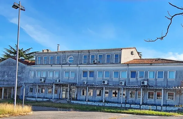 V stavbi v Ulici 15. maja je do leta 2015 domovala koprska 
policijska uprava, nato pa jo je na občinski dražbi nepremičnin 
kupila Islamska skupnost v Sloveniji.