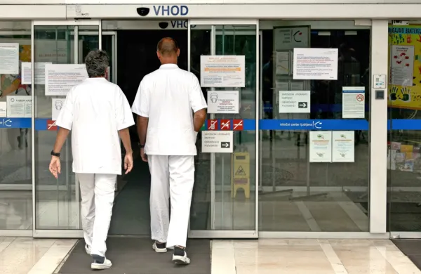 Vse več slovenskih zdravstvenih domov krči število ambulant 
zaradi upokojevanja zdravnikov družinske medicine in njihovega 
odhoda drugam, premalo je tudi  novih diplomantov medicine.  