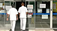Vse več slovenskih zdravstvenih domov krči število ambulant 
zaradi upokojevanja zdravnikov družinske medicine in njihovega 
odhoda drugam, premalo je tudi  novih diplomantov medicine.  