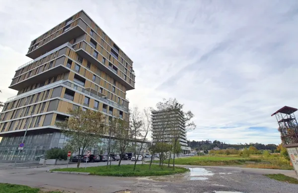 Pinijo, tretjo stolpnico na Majskih poljanah, naj bi začeli graditi v 
začetku prihodnjega leta. V njej bo 72 stanovanj. 