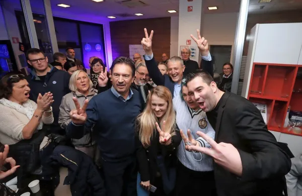 Andrej Korenika, Barbara Imenšek, Isabel Petronio, Franc 
Kraševec, Irena Dolinšek in Roman Bažec med praznovanjem 
zmage, v ozadju pa tudi širok nasmeh Neseta  Dulaia - Nesija in 
Manuele Rojec. 