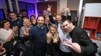 Andrej Korenika, Barbara Imenšek, Isabel Petronio, Franc 
Kraševec, Irena Dolinšek in Roman Bažec med praznovanjem 
zmage, v ozadju pa tudi širok nasmeh Neseta  Dulaia - Nesija in 
Manuele Rojec. 