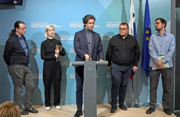 Luka Omladič (z leve) se ukvarja z dolgotrajno oskrbo, Katja 
Simončič z ekonomsko demokracijo, Luka Mesec bo ostal minister 
za delo, Simon Maljevac bo postal minister za solidarno prihodnost, Klemen Ploštajner pa je odgovoren za stanovanjsko politiko.  