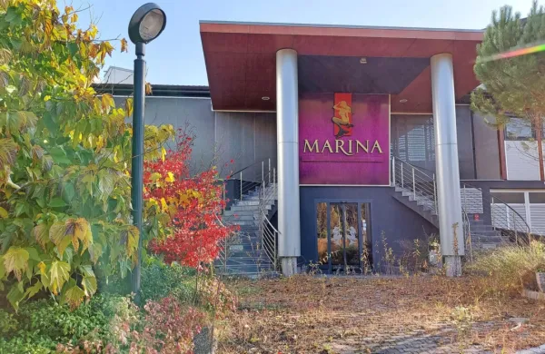 Ženske,  ki so  se  v  Marini  ukvarjale  s  prostitucijo,  so na  sodišču  
trdile,  da  jih   ni nihče  v  nič  silil,  celo  ceno  spolnih  storitev naj  bi  
določale  same,  čeprav  so  gostje  povedali,  da  so  bile  osnovne  cene  
znane.