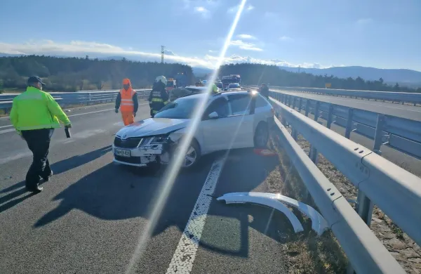   39-letni voznik iz okolice Ljubljane je do zadnjega prehiteval in 
trčil v  avto, ki je stal v koloni.