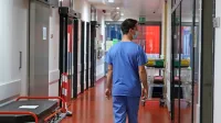 V zadnjih desetletjih se je spremenil naš odnos do avtoritet, kar 
zelo občutijo tudi zdravstveni delavci. Slika je simbolna.
