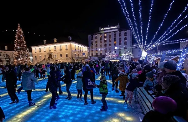 Množica obiskovalcev, ki so se  zbrali na trgu, je potrdila pričakovanje in veselje ob vstopu v praznični mesec.