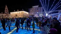 Množica obiskovalcev, ki so se  zbrali na trgu, je potrdila pričakovanje in veselje ob vstopu v praznični mesec.