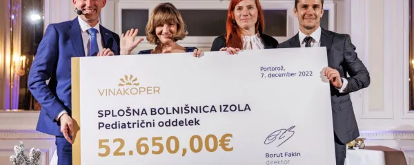 Borut Fakin (desno)  in Boštjan Zidar sta predala ček pediatrinjima 
Alenki Stepišnik in Ireni Cetin Lovšin (druga z leve).  