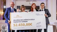 Borut Fakin (desno)  in Boštjan Zidar sta predala ček pediatrinjima 
Alenki Stepišnik in Ireni Cetin Lovšin (druga z leve).  