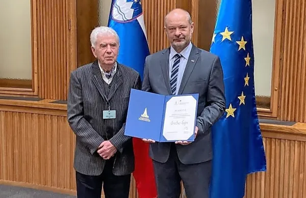 Plaketo za  več desetletno prostovoljno delo je prejel tudi Srečko Šajn