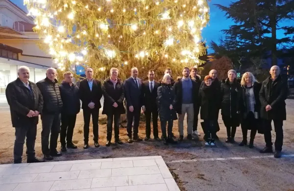 Po konstitutivni seji so se svetniki fotografirali ob  novoletni jelki pred KD   Bukovica.