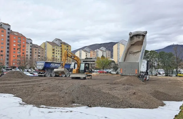 Za sodiščem urejajo začasno parkirišče, kjer bodo stanovalci lahko
med gradnjo prizidka zdravstvenega doma parkirali.