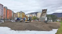 Za sodiščem urejajo začasno  parkirišče, kjer bodo stanovalci lahko 
med gradnjo prizidka zdravstvenega doma parkirali. 