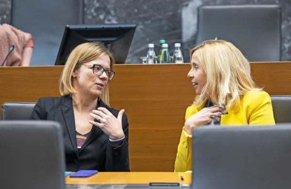 Ministrico Tatjano Bobnar naj bi začasno nasledila ministrica za 
javno upravo Sanja Ajanović Hovnik. 