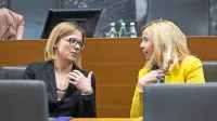 Ministrico Tatjano Bobnar naj bi začasno nasledila ministrica za 
javno upravo Sanja Ajanović Hovnik. 