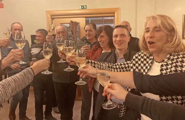 Tako je Alenka Štrucl Dovgan nazdravljala zmagi. Kdo bo novi   
divaški župan ali županja, pa bo naposled  odločalo upravno   
sodišče.