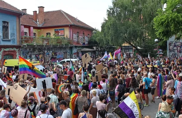 Eden od prizorov iz dokumentarnega filma  LGBT SLO 1984, ki ga bo režiser Boris Petković predstavil tudi v Idriji, Trstu in Kopru.   