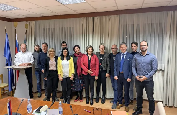 V 13-članskem občinskem svetu ima s sedmimi svetniki absolutno 
večino lista Saše Likavec Svetelšek, tri svetnike ima Gibanje 
Pretresi, po enega  pa SDS ter listi Za ljudi in Povezani.  