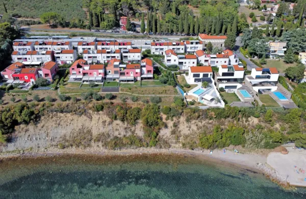 Bazene, ki jih ob robu klifa ne bi smelo biti, ne ogroža gradbena 
inšpekcija, pač pa erozija klifa. 