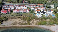 Bazene, ki jih ob robu klifa ne bi smelo biti, ne ogroža gradbena 
inšpekcija, pač pa erozija klifa. 
