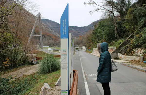 Tabla, ki označuje  trase kolesarskih poti v bodočem čezmejnem 
parku Soča-Isonzo, je z napisi v italijanskem jeziku na prvem 
mestu razburila Solkance in Novogoričane. 