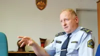 Evgen Govekar je včeraj ostro zavrnil  navedbe v medijih, ki ga 
povezujejo z določeno politiko.