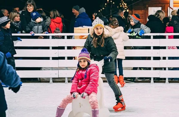 Vse do 2. januarja bo pestro tako na drsališču kot tudi dogajanje ob 
njem.