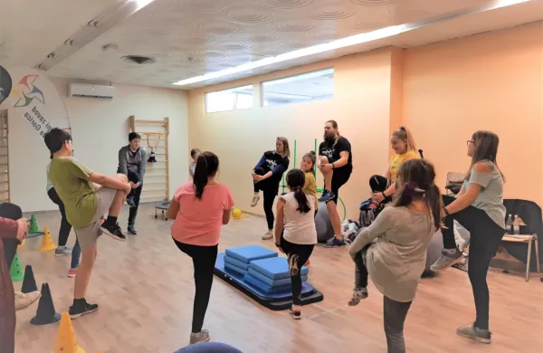 Enkrat tedensko otroci obiskujejo telovadbo s kineziologinjo,  ki jih 
spodbuja k aktivnemu življenjskemu slogu.