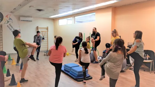 Enkrat tedensko otroci obiskujejo telovadbo s kineziologinjo,  ki jih 
spodbuja k aktivnemu življenjskemu slogu.